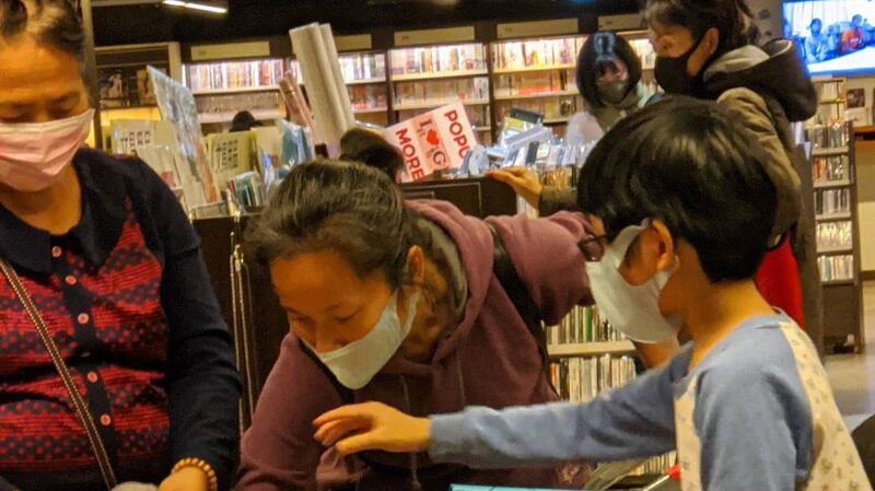 台湾已有5例确诊,台湾民众不少出入公共场合已戴上口罩。(民众提供)