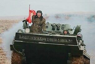 북한군이 김정은 북한 국방위원회 제1위원장의 참관 하에 동계 도하공격훈련을 실시했다. 노동신문이 27일 게재한 현영철 인민무력부장이 장갑차를 타고 훈련을 지휘하는 모습.