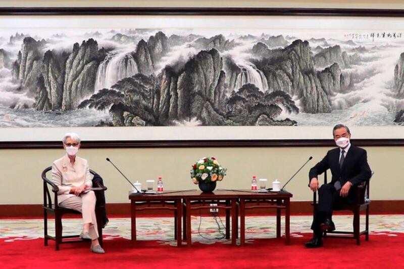 美国副国务卿舍曼(Wendy Sherman)在天津与中国国务委员兼外长王毅会面。(AP)