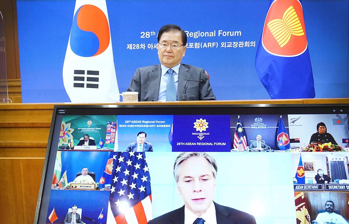 정의용 외교부 장관이 지난 6일 화상으로 개최된 아세안지역안보포럼(ARF) 외교장관회의에 참석해 있다. 화면 중앙은 토니 블링컨 미국 국무부 장관.