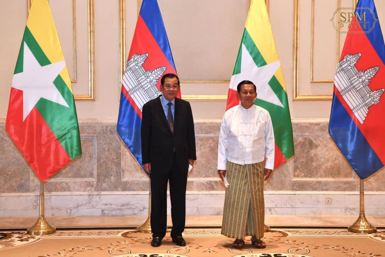 លោក​នាយករដ្ឋមន្ត្រី ហ៊ុន សែន (ឆ្វេង) ជួប​មេ​ដឹកនាំ​រដ្ឋប្រហារ​យោធា​ភូមា លោក មីន អ៊ុងលាំង (Min Aung Hlaing) កាលពី​ថ្ងៃ​ទី៧ មករា ឆ្នាំ​២០២២។ រូបពី​ហ្វេសប៊ុក​លោក ហ៊ុន សែន