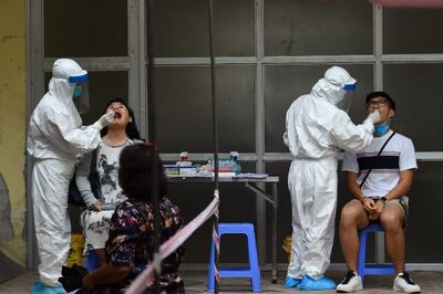 Minh họa: Nhân viên y tế kiểm tra coronavirus tại Trung tâm y tế quận Hoàn Kiếm, Hà Nội vào ngày 13/8/2020.