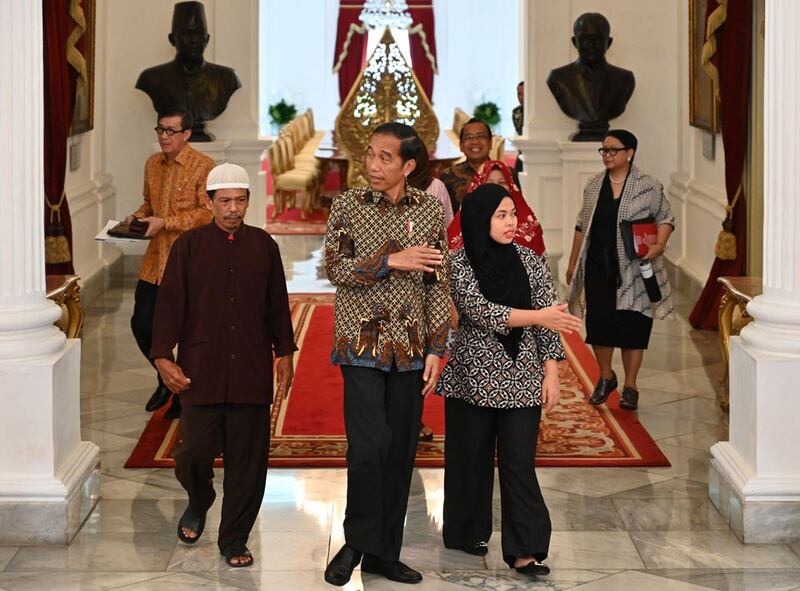 Hình minh họa. Tổng thống Indonesia Joko Widodo (giữa) đi cùng cô Siti Aisyah (bên phải hàng đầu) và gia đình cô sau cuộc gặp ở Jakarta hôm 12/3/2019. 