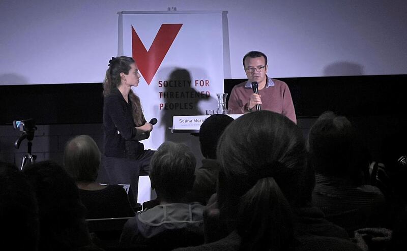 ئابدۇۋېلى ئايۇپ ئەپەندى ۋە خەتەر ئاستىدىكى مىللەتلەرنى قوغداش تەشكىلاتىدىن سېلىنا موررېل خانىم فىلىم ئاخىرىدا شىۋېتسارىيەلىكلەرنىڭ سوئاللىرىغا جاۋاب بەرمەكتە. 2024-يىلى 18-مارت، بېرن، شىۋېتسارىيە.