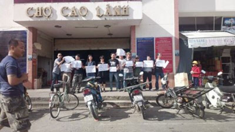 Những người ủng hộ dân chủ kêu gọi trả tự do cho 3 người vô tội tại khu vực chợ Cao Lãnh hôm 12/12/2014. Citizen photo.