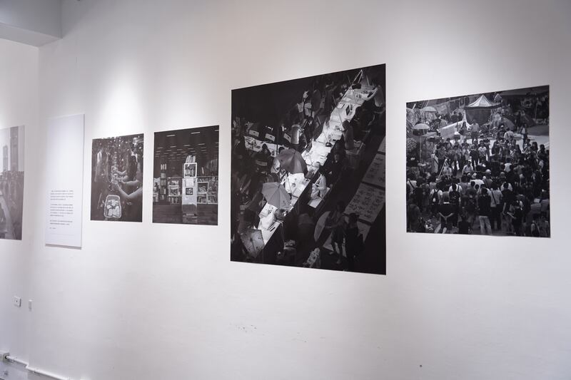 攝影展展出17 張由張燦輝拍攝的黑白相,記錄當年「夏愨村」和平一面。(淳音攝)