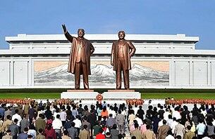 북한 주민들이 공화국창건 64주년을 기념해 지난해 9월 9일 김일성 전 주석과 김정일 전 국방위원장 동상 앞에 헌화하고 있다.