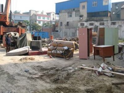 图片:仅存的家具(武汉被拆迁户陈绪兴提供)