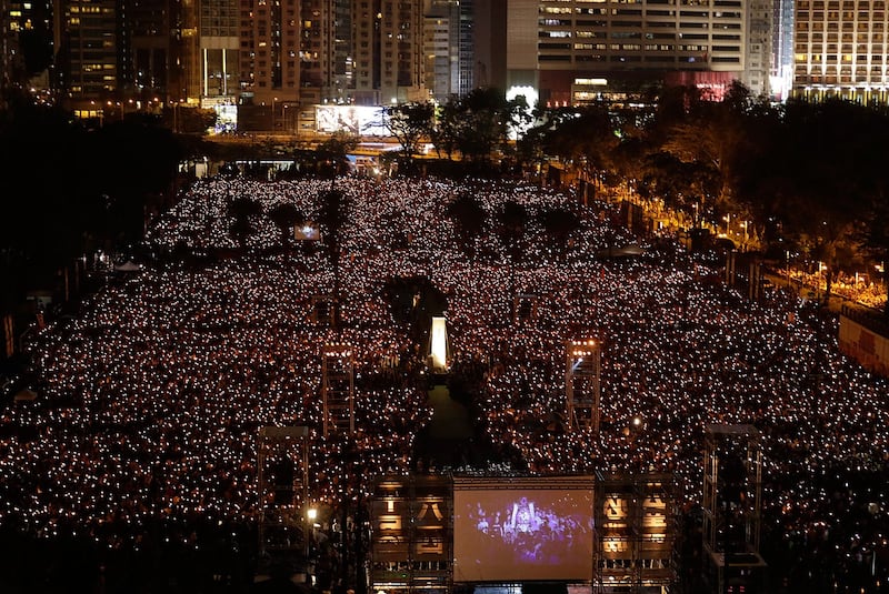 每年的六四周年，香港维多利亚公园都举行规模浩大的烛光悼念晚会。图为2019年6月4日，香港支联会在维多利亚公园举办悼念六四30周年烛光晚会。今年的集会主题为“人民不会忘记—平反六四！公义必胜！”。支联会表示参加总人数超过18万人，是5年来最多人出席的一次。（美联社） 