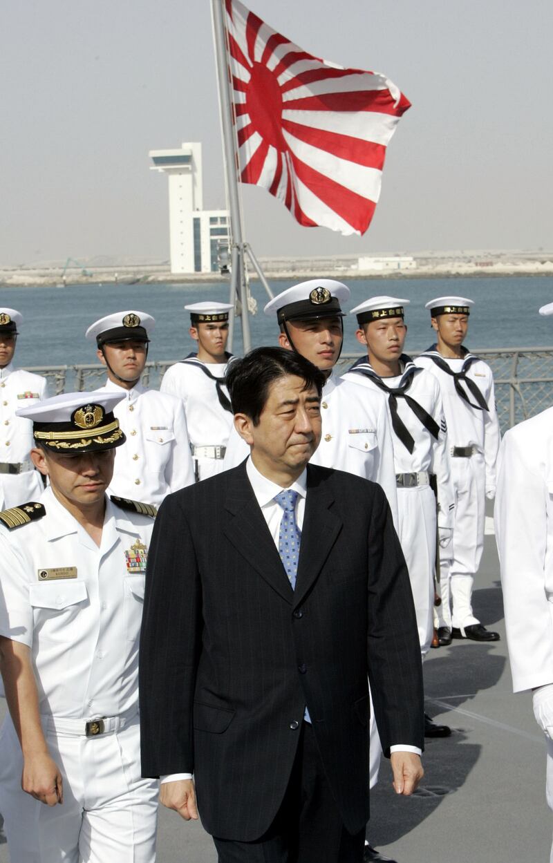 日本海上自卫队被派遣到中东执行任务，图为日本首相安倍晋三与士兵合影。（美联社）