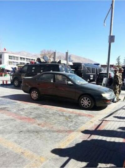 图片:藏历新年拉萨景象:寺院前的各种警车。(唯色博客)