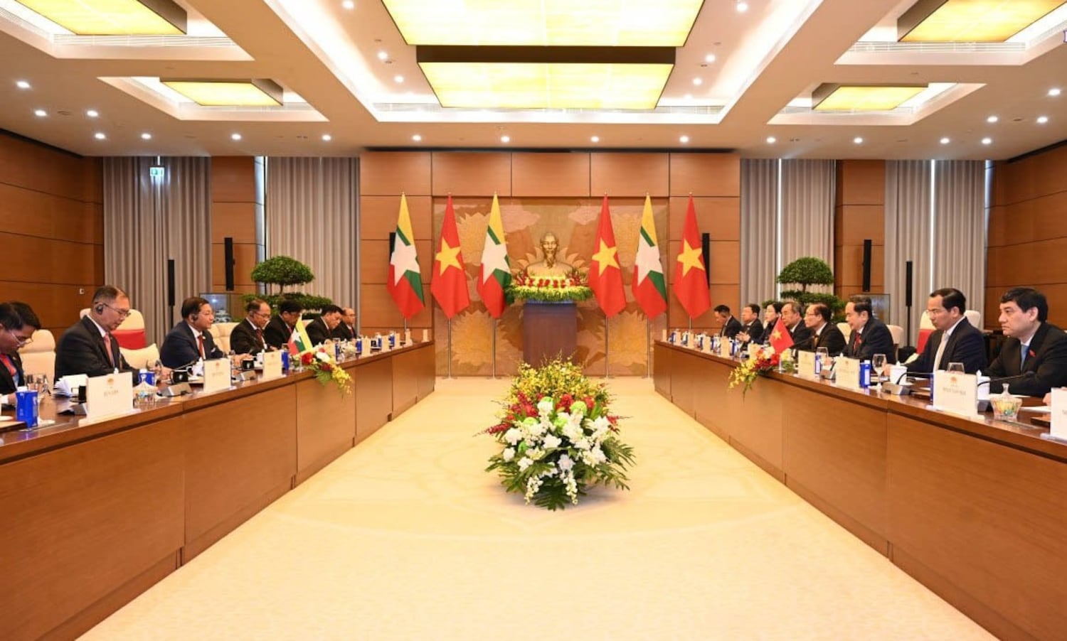 ဦးမင်းအောင်လှိုင်ရဲ့ ၃ ရက်ကြာ ဗီယက်နမ်ခရီးစဥ် ပြီးဆုံး