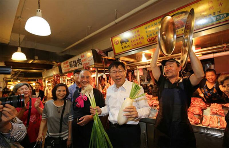 2014年11月26日，台北市長獨立候選人柯文哲到市場拉票。（粵語部鍾廣政攝） 