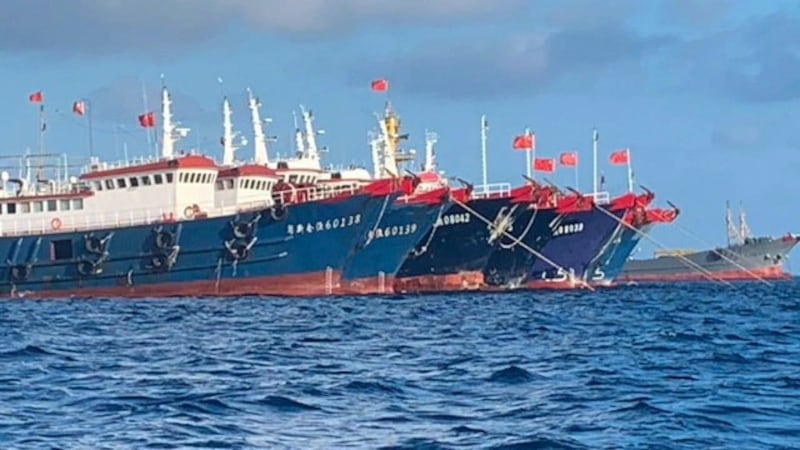 在这张照片中,中国船只于2021年3月27日停泊在南中国海圣灵群岛。 (美联社)