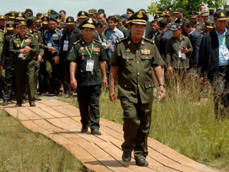 Cambodian Prime Minister Hun Sen (C) walks toward to the Cambodia-Vietnam border during the 40th anniversary of his decision to defect from the Khmer Rouge army and cross into Vietnam, in central Cambodia's Tboung Khmum province, June 21, 2107.