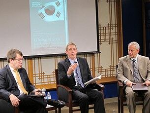 11일 뉴욕 코리아소사이어티에서 열린 '한국의 국제 안보 기여'라는 주제의 토론회에서 미국 민간연구개발재단의 스캇 브루스(가운데) 핵 안보 부문 부장이 발표하고 있다. 