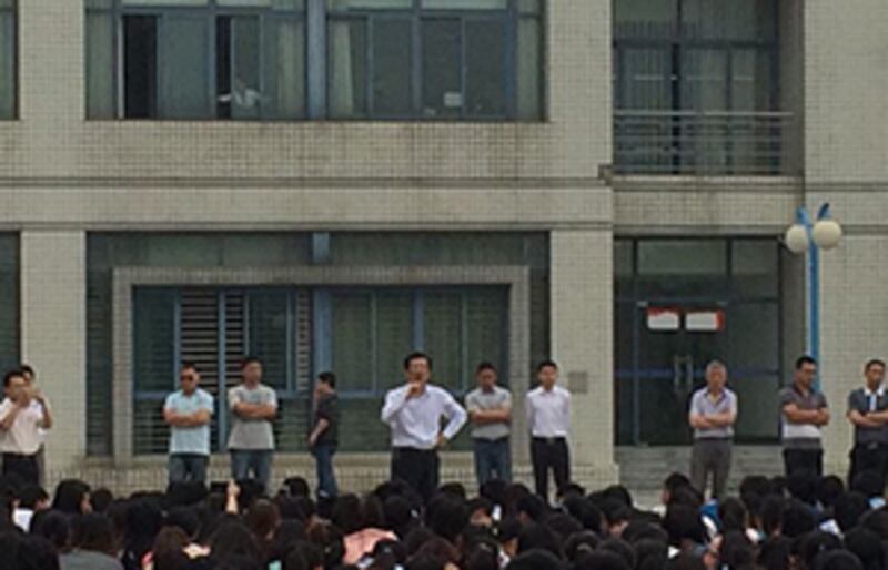 2015年5月18日,學生發起罷課抗議期間,有校方管理層到場呼籲學生復課。(學生攝)