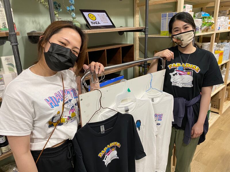 移居加拿大兩年的T恤店店主Hanna及Stephane,希望以港產片、港式諺語為意念設計的T恤,在加拿大宣傳香港文化。(胡彗藍 攝)