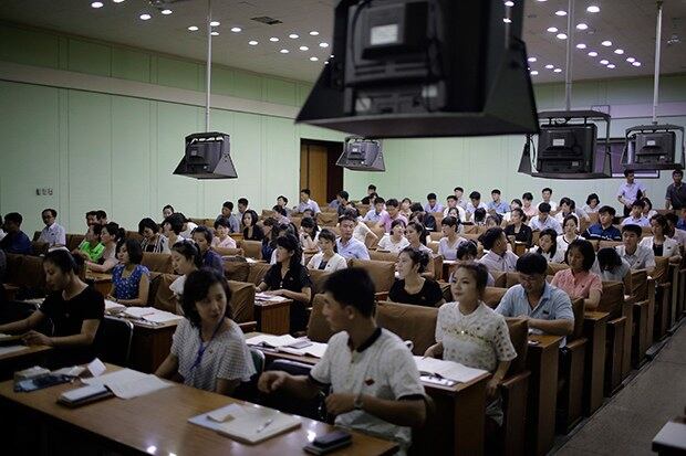 평양의 인민대학습당의 중국어 학습반 모습.