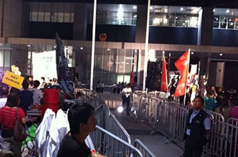 2012年10月17日,警方以四重鐵馬,將參加支持及反對推行國教科晚會的人士分開。(粵語部記者林靜攝)