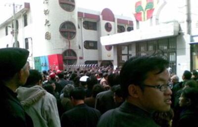  图片：2010年４月30日，山东潍坊小学血案，王永来锤杀学生并自焚。图为山东潍坊小学群众围观。（中国海峡网图)