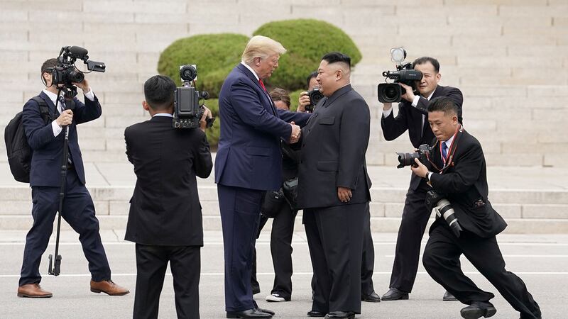 2020年6月30日,美国总统特朗普和朝鲜领导人金正恩,在韩朝非军事区(DMZ)板门店短暂会面,两人跨境握手,创造历史画面!(路透社)