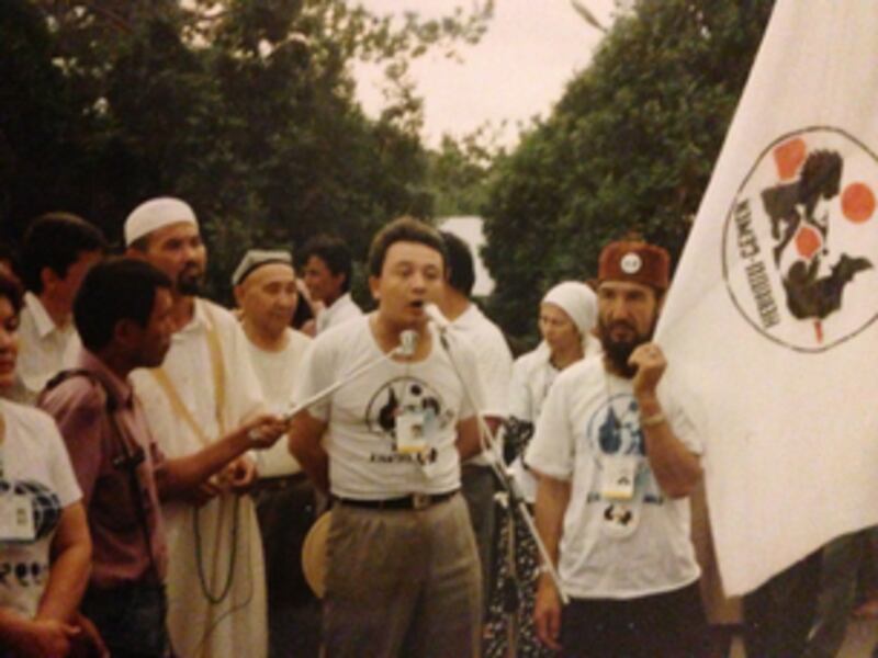 دولقۇن ئەيسا 1990-يىللارنىڭ ئوتتۇرىلىرىدا قازاقىستاندىكى ئۇيغۇرلارنىڭ خىتايغا قارشى يىغىلىشىدا نۇتۇق سۆزلىمەكتە.