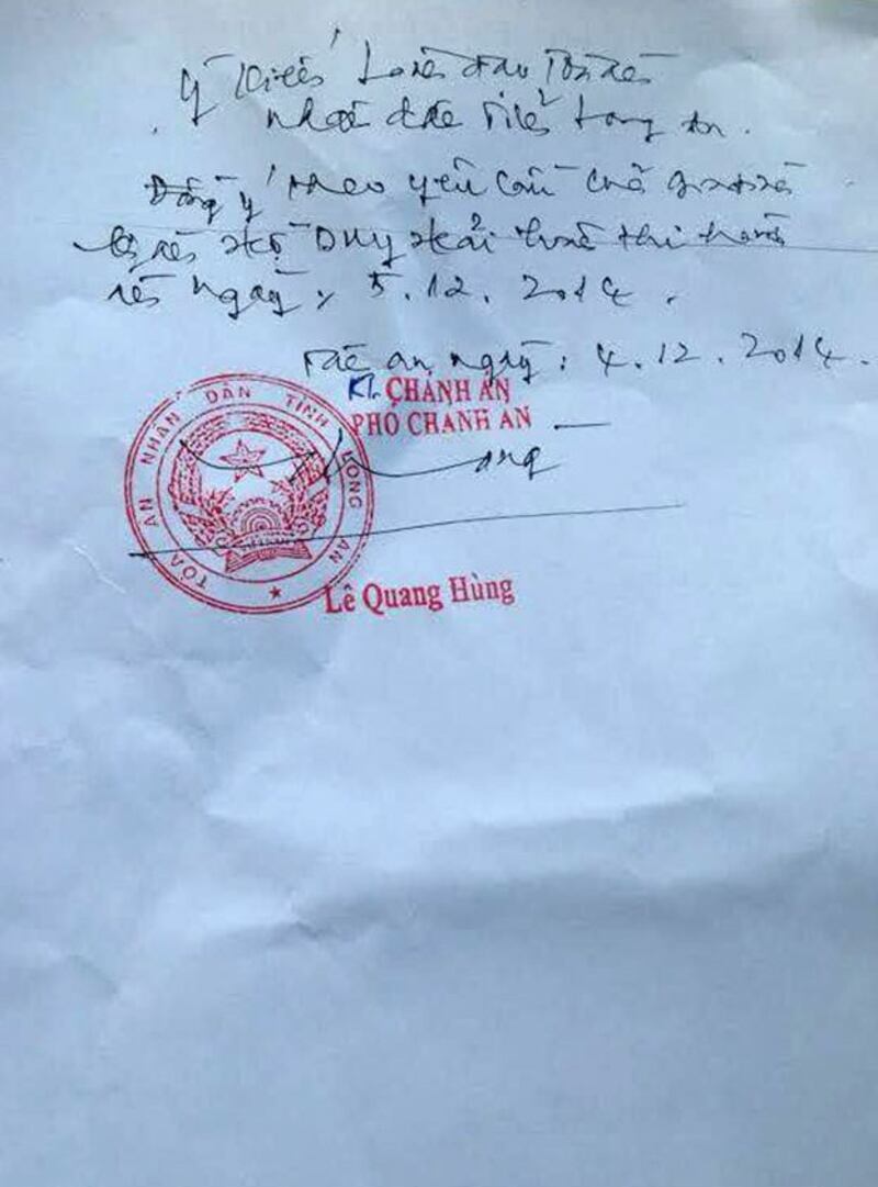 Phó Chánh án Tòa án Nhân dân tỉnh Long An, Ông Lê Quang Hùng, ký lệnh hoãn tử hình đối với anh Hồ Duy Hải, ngay trước ngày bản án được thi hành.