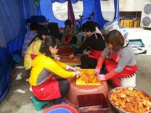 부산 북구 탈북자 자원봉사 단체인  '작은나눔봉사단' 회원들이   '평화의 집'에 거주하는 지적 장애인들을 위해 김치를 담고 있다.