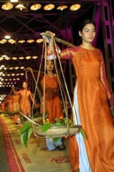 Học sinh trung học ở Huế đang biểu diễn thời trang. AFP PHOTO.