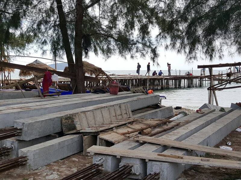 សកម្មភាព​ក្រុមហ៊ុន រ៉ូយ៉ាល់ គ្រុប (Royal Group Koh Rong Development Company) សាងសង់​ផែ​ថ្ម​ទូក​ដឹក​ភ្ញៀវ​ទេសចរ នា​ឆ្នេរ​អូរត្រេះ ស្ថិត​នៅ​ភូមិ​៦ សង្កាត់​៤ ក្រុង​ព្រះសីហនុ នៅ​ថ្ងៃ​ទី​១៨ ខែ​មករា ឆ្នាំ​២០១៦។ 