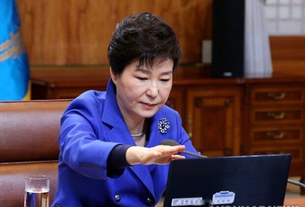 박근혜 대통령이 22일 오전 청와대에서 열린 수석비서관회의에서 자료를 보고 있다.