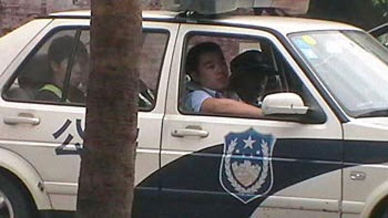 警察在法院外監視聲援的村民。 (照片由陳啟棠提供)