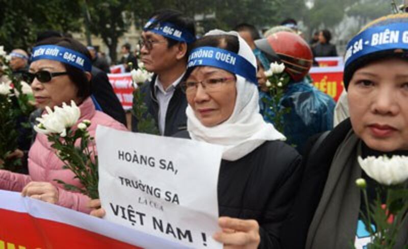 Người dân với băng rôn Trường Sa và Hoàng Sa thuộc về Việt Nam trong một cuộc tưởng niệm lần thứ 42 trận hải chiến năm 1974 giữa Trung Quốc và Việt Nam tại quần đảo Hoàng Sa. Ảnh chụp hôm 19/1/2017 tại Hà Nội.