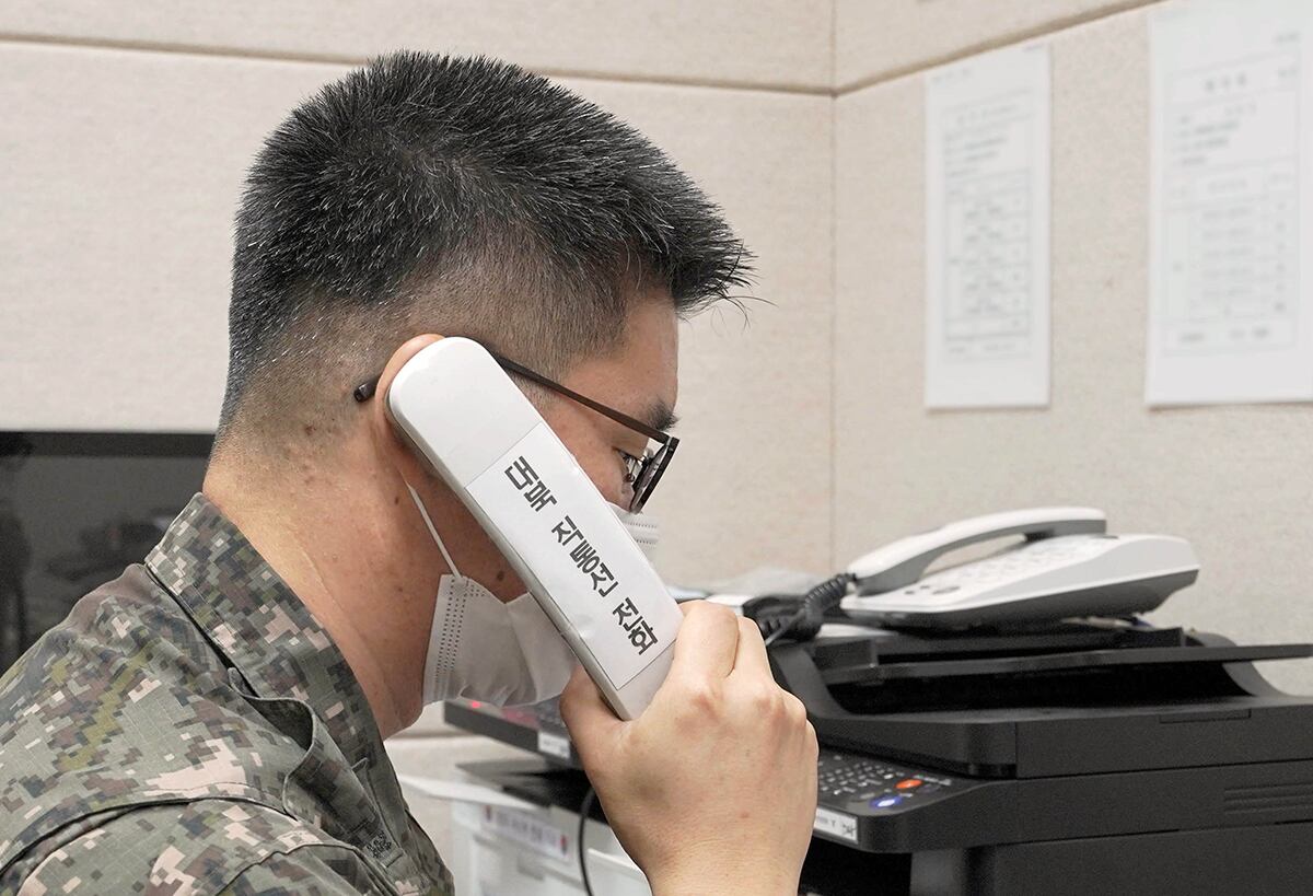 남북 간 통신연락선이 복원된 27일 오후 군 관계자가 서해지구 군 통신선을 활용해 시험통화를 하고 있다.