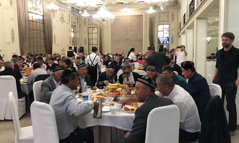 قىرغىزىستان ئۇيغۇرلىرى «ئىتتىپاق» جەمئىيىتى شائىر لۇتپۇللا مۇتەللىپ تۇغۇلغانلىقىنىڭ 100 يىللىقىغا بېغىشلاپ ئۇيۇشتۇرغان جۇمھۇرىيەتلىك چوڭ مەشرەپتىن كورۇنۇش. 2022-يىلى 14-ماي، بىشكەك.