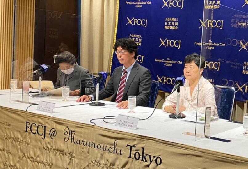 재일 한인 북송사업 피해자 가와사키 에이코 씨와 후쿠다 겐지 변호사(가운데)가 10월 14일 재판에 앞서 지난 9월 초 기자회견을 하고 있다.  오른쪽이 가와사키 씨.
