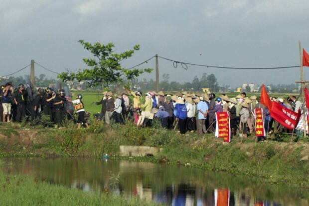 Cảnh sát chống bạo động đụng độ với người dân trong một vụ cưỡng chế đất ở tỉnh Nam Định, Hà Nội ngày 9 tháng 5 năm 2012.