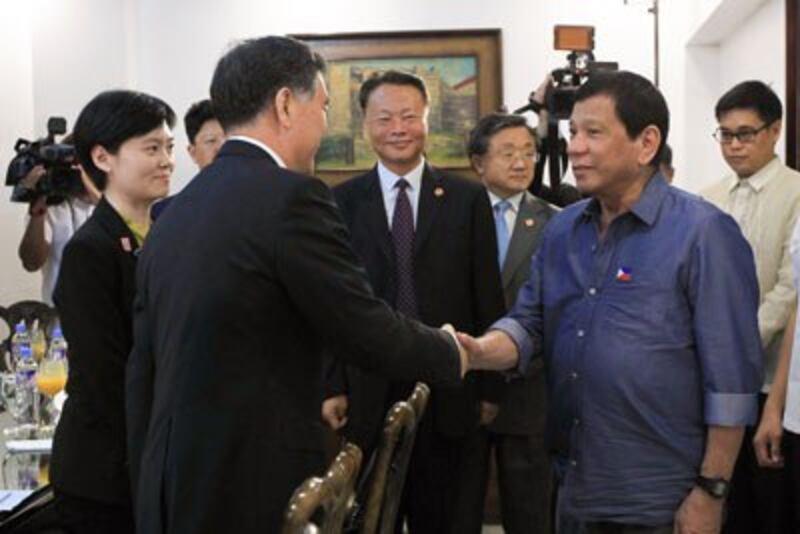 Tổng thống Philippines Rodrigo Duterte (phải) bắt tay Phó Chủ tịch Trung Quốc Wang Yang (trái) tại thành phố Davao, Philippines hôm 17 tháng 3 năm 2017.