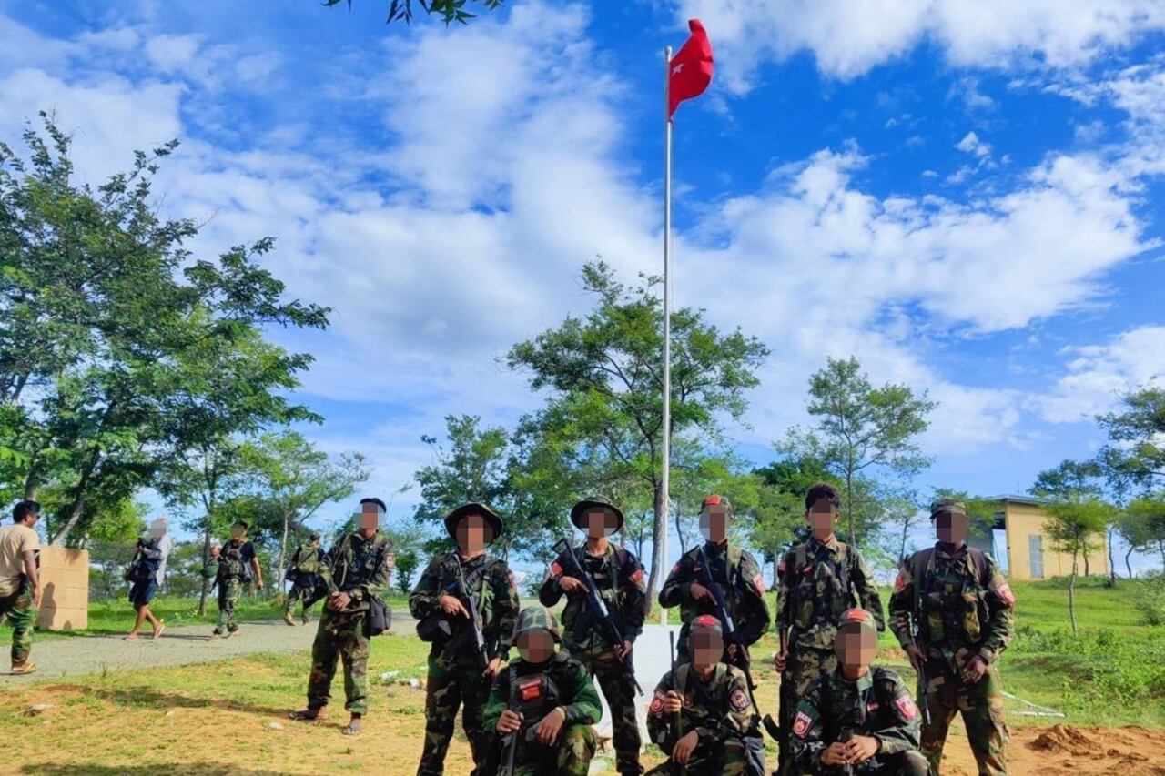 တံတားဦးမြို့နယ်၊ မြိုင်သာကျေးရွာအနီးရှိ စစ်ကောင်စီ လေကြောင်းရန်ကာကွယ်ရေး တပ်စခန်းကို သိမ်းယူပြီးနောက် ဒေသကာကွယ်ရေးတပ်ဖွဲ့ဝင်များကို ၂၀၂၄ ခုနှစ်၊ ဩဂုတ်လ ၂၀ ရက်နေ့က တွေ့ရစဉ်။