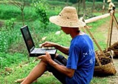 Ảnh minh họa nông dân với Internet. Photo courtesy of canthotv.vn