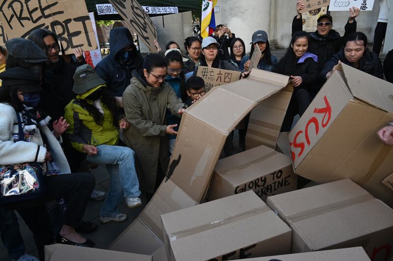 六四35周年當晚,在曼城聯合烏克蘭及藏人等受壓迫族群的集會尾聲,眾人響應大會呼籲,合力拆毀象徵中、俄兩大「邪惡軸心」的紙坦克道具。(梁銘康 攝)