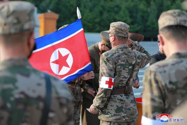 의약품 보급에 나선 북한군 의무병들.