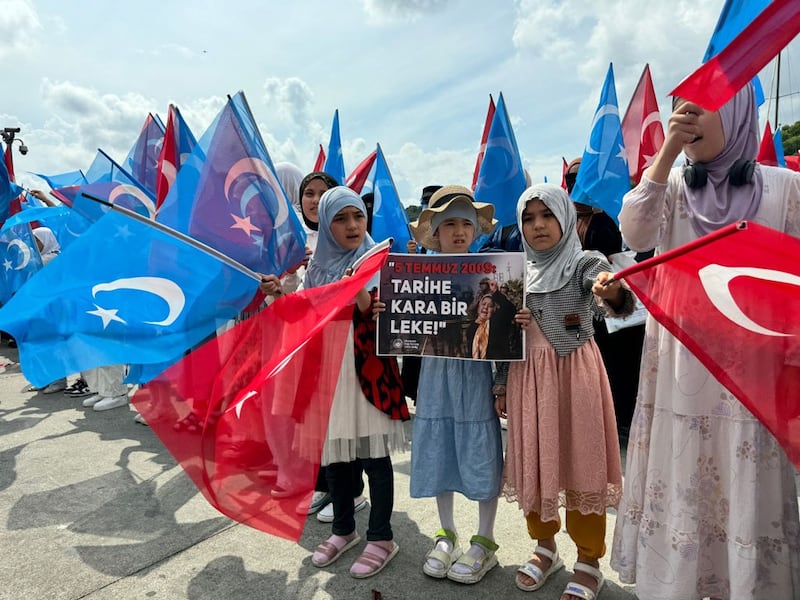 5-ئىيۇل كۈنى ئۇيغۇرلار خىتاينىڭ ئىستانبۇلدىكى كونسۇلخانىسى ئالدىغا ئۈرۈمچى قىرغىنچىلىقىغا قارشى ئېلىپ بارغان نارازىلىق نامايىشىدىن كۆرۈنۈش. 2024-يىلى 5-ئىيۇل، ئىستانبۇل