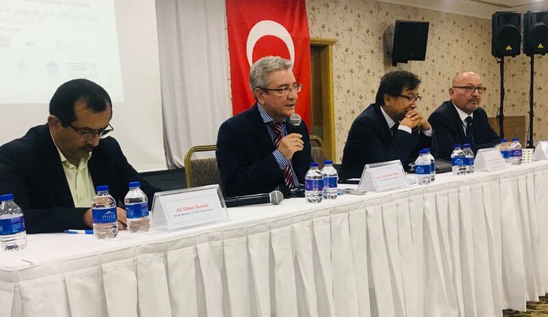 مەركىزى ۋاشىنگتوندىكى ئۇيغۇر ئاكادېمىيىسىنىڭ ئۇيۇشتۇرۇشى بىلەن ئۆتكۈزۈلگەن «ئۇيغۇرلار دۇچ كەلگەن ئىرقىي قىرغىنچىلىق ۋە مىللىي مەۋجۇتلۇق كۈرىشى» ناملىق ئىلمىي مۇھاكىمە يىغىنىدا دوكتور ئەركىن ئەكرەم ئەپەندى سۆزلىمەكتە. 2022-يىلى 17-سېنتەبىر، تۈركىيە.