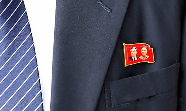 북측 경호원 왼쪽가슴에 김일성 주석·김정일 국방위원장의 사진이 새겨진 배지가 달려 있다.