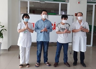 Hai bệnh nhân COVID-19 khỏi bệnh. 