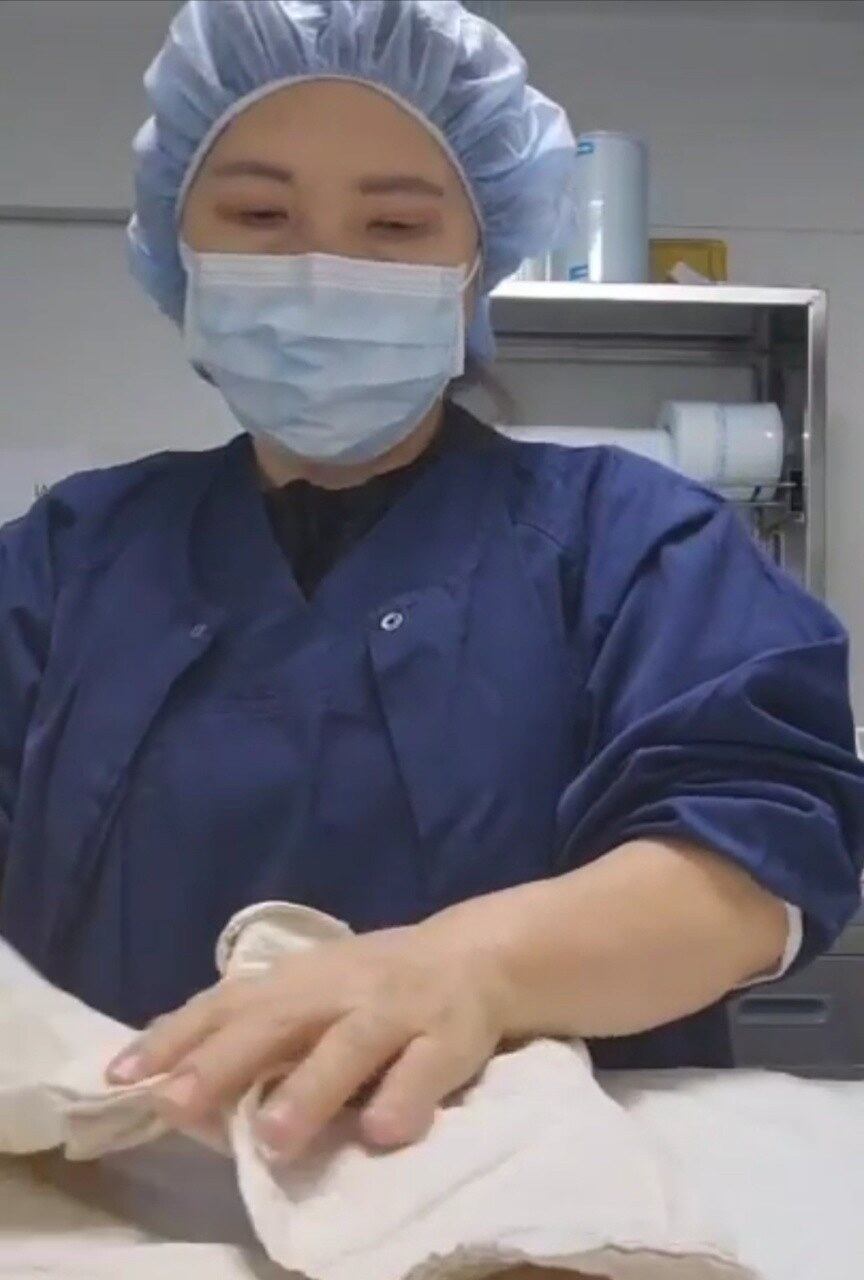 작업 중인 황옥경 씨.