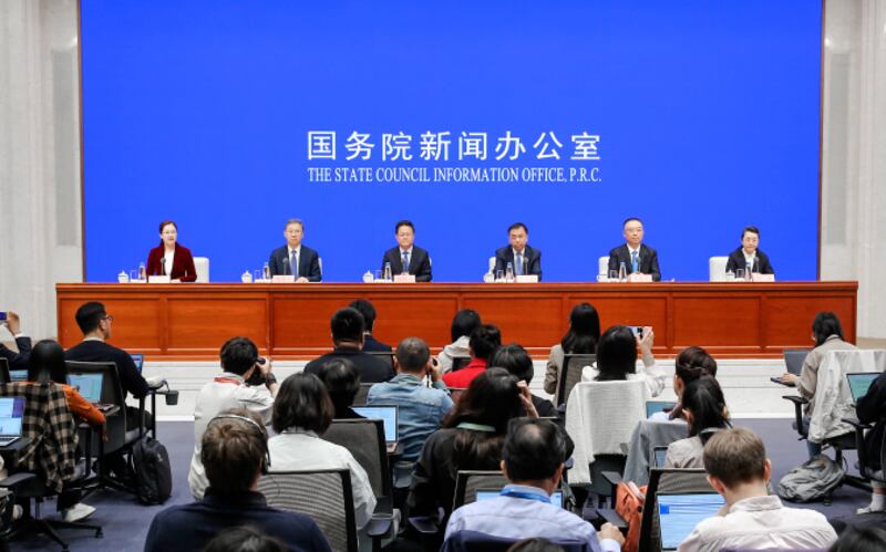 市場憧憬中國發改委公布經濟刺激政策的細節,結果無突破。上證、深證升幅收窄,分別升10.1%、12.7%。恆指全日跌9.46%。總成交額逾6200億港元,創歷史新高。 (中國發改委圖片)