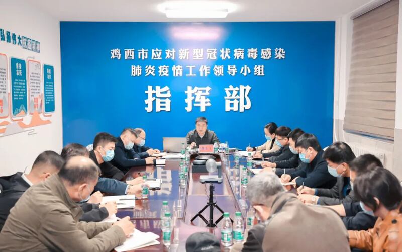 中國各地官方將動態清零的責任和重負，直接轉嫁給了一線醫務人員，並使醫務人員在基本的救死扶傷和嚴苛防疫之間進退兩難，甚至動輒得咎。（雞西市政府官網 / 2022年4月6日）
